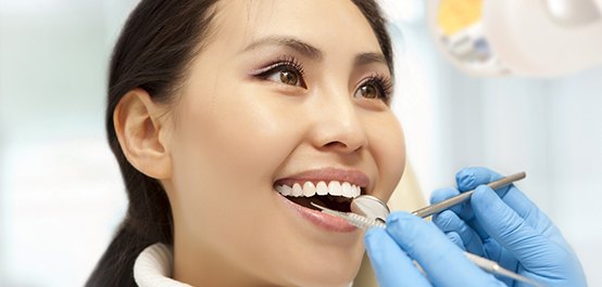 Woman at emergency dentist.