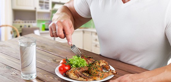 Man eating healthy meal