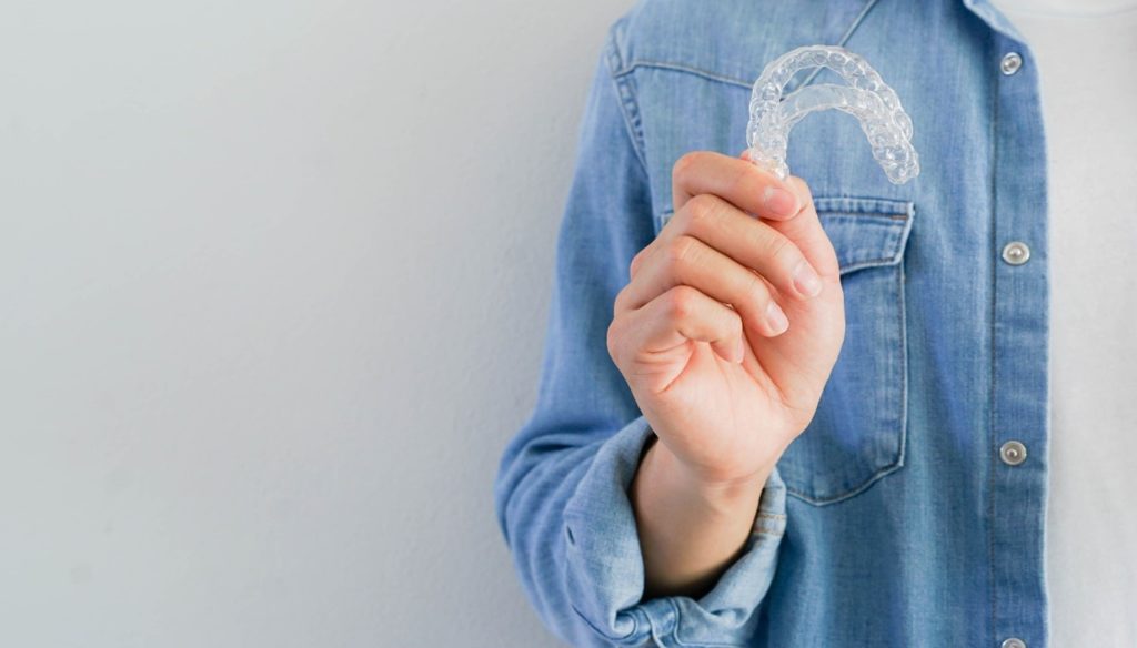 Holding clear aligners.